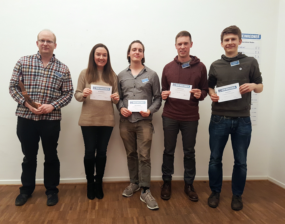 Gewinner des Abends bei den Rheinrednern, alle mit einer Urkunde in der Hand und strahlenden Gesichtern