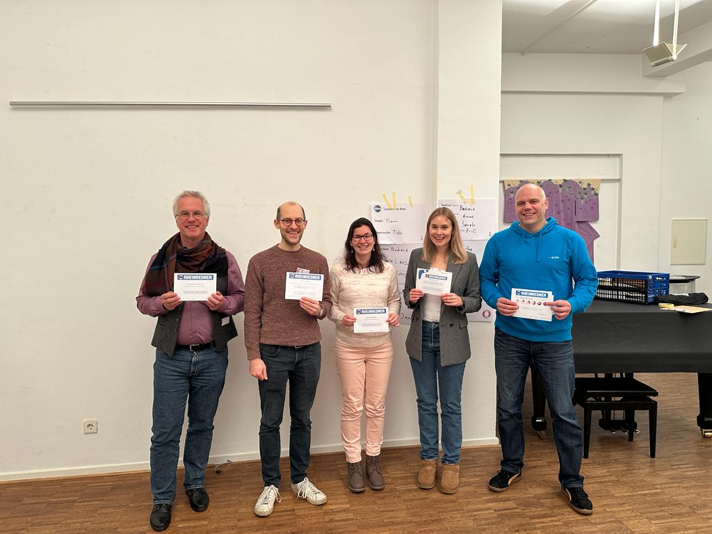 Gewinner des Abends bei den Rheinrednern. Alle halten eine Urkunde in der Hand. Zu sehen sind von links nach rechts: Peter-Christoph Schumann, Lars Friedrich, Anne Kirschbaum, Janina Kraska und Sebastian Jung.